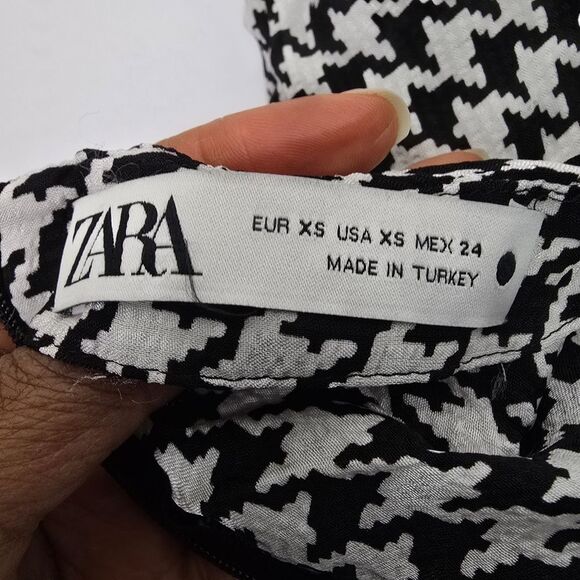 4/$35 ZARA Black and White Houndstooth Top - Picture 6 of 6